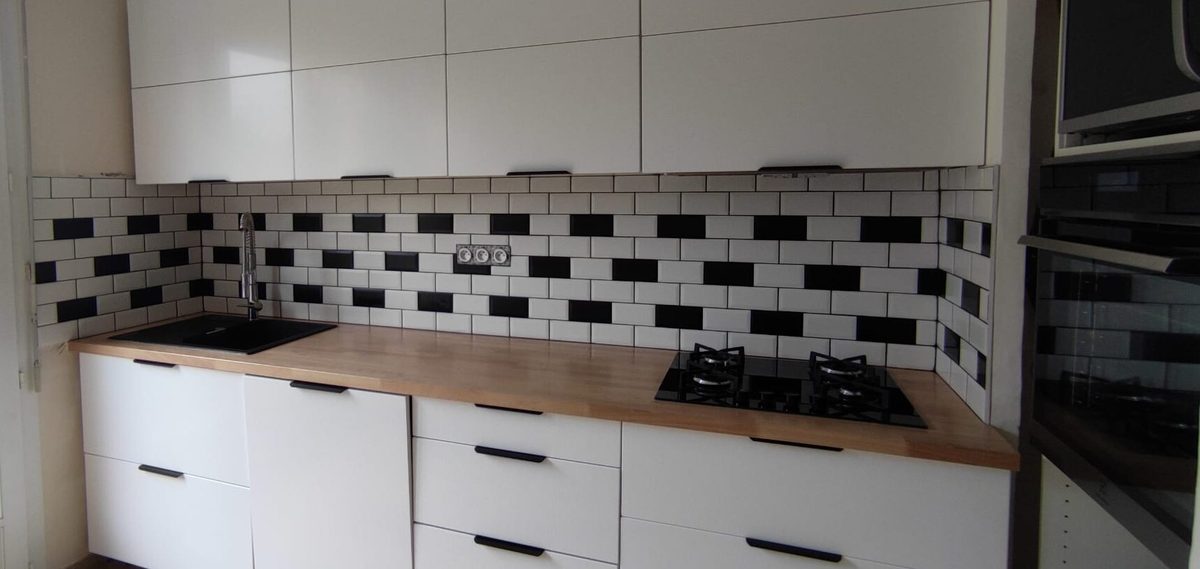 Crédence cuisine carrelage métro noir et blanc — BC Carré