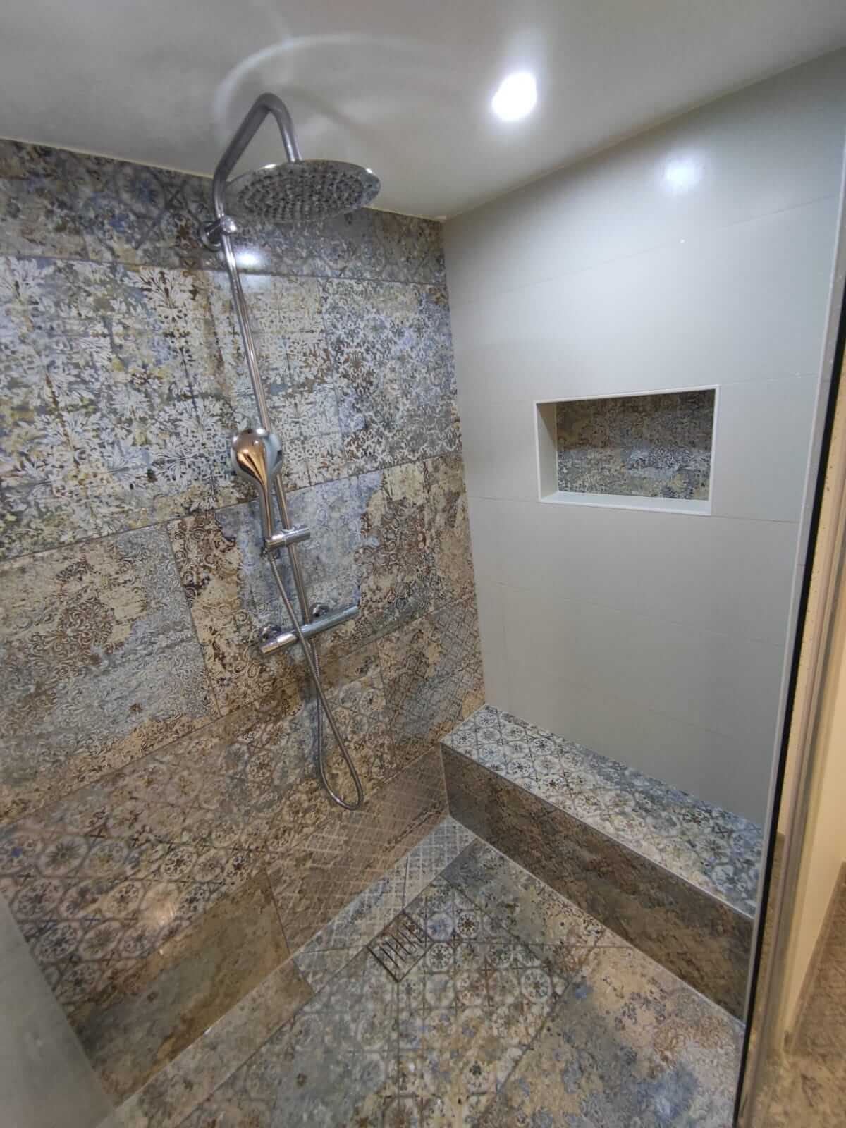 Douche italienne avec banc et niche — BC Carré