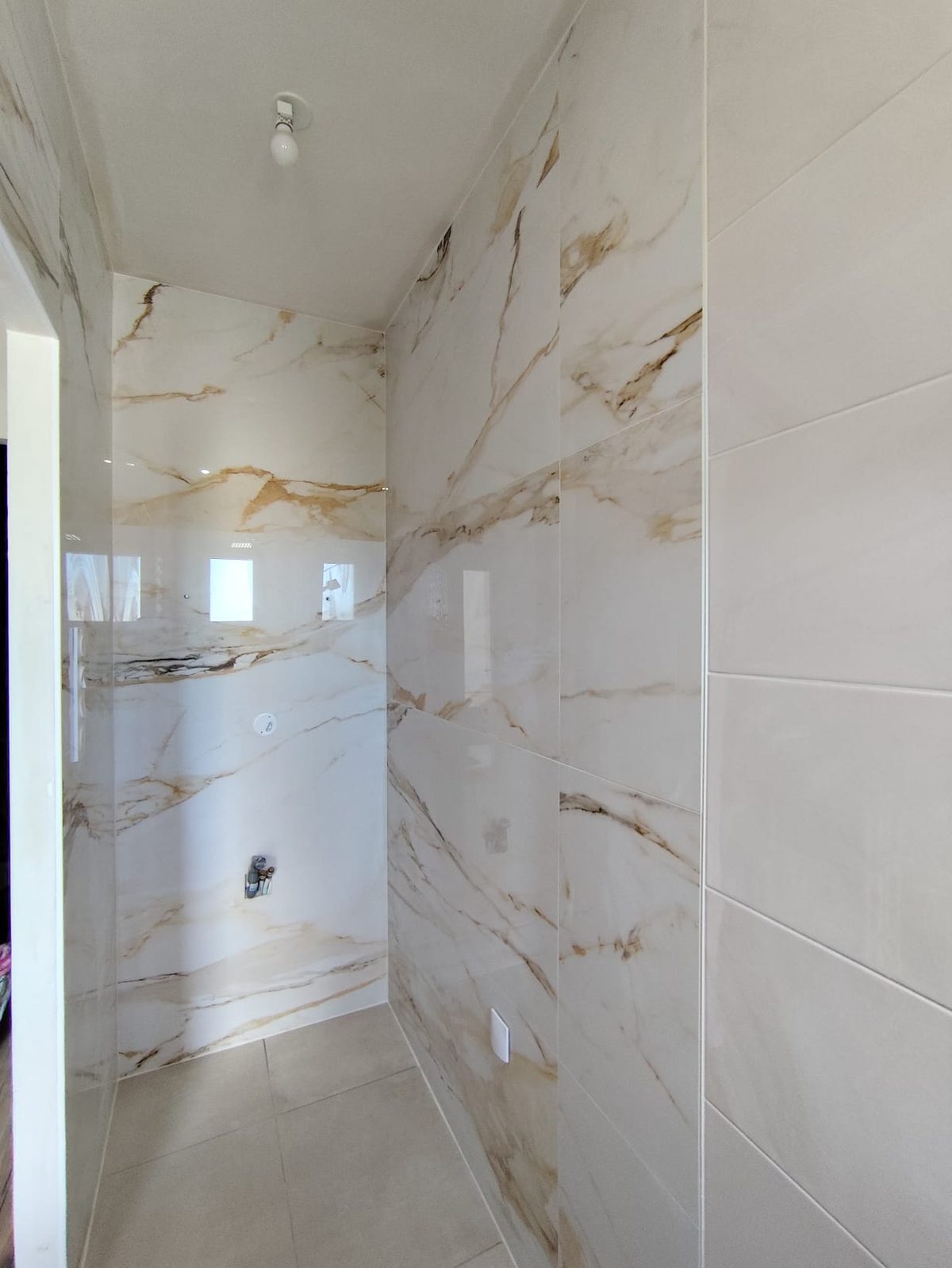 Faïence effet marbre doré salle de bain — BC Carré