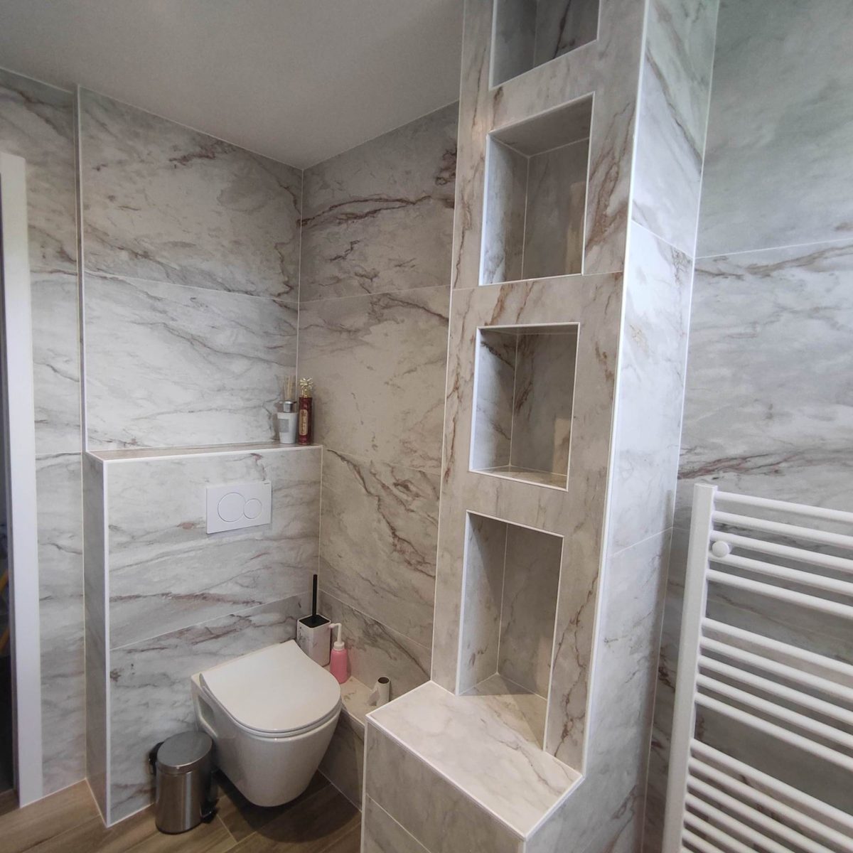 Salle de bain complète marbre avec niches — BC Carré