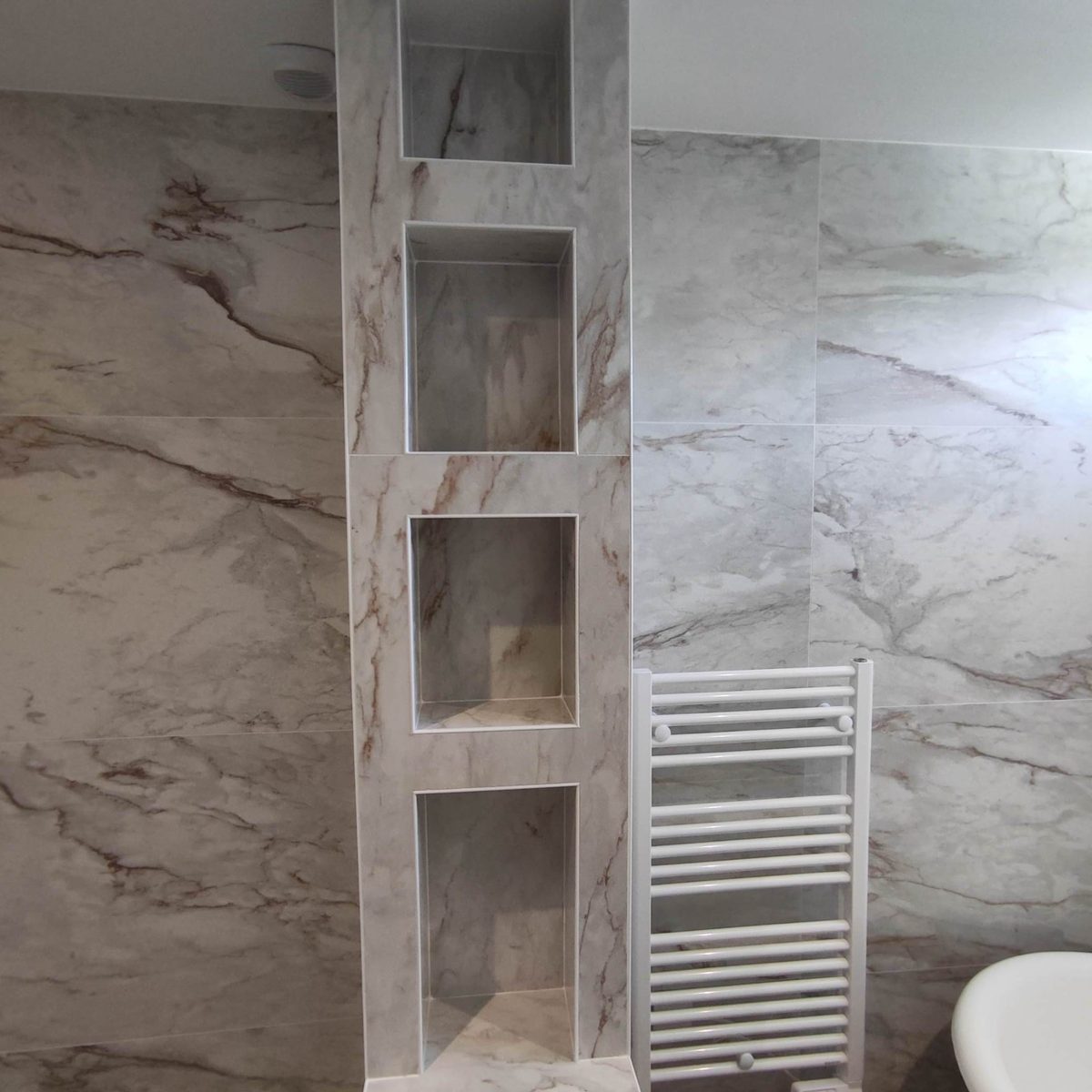 Salle de bain marbre avec niches et sèche-serviettes — BC Carré