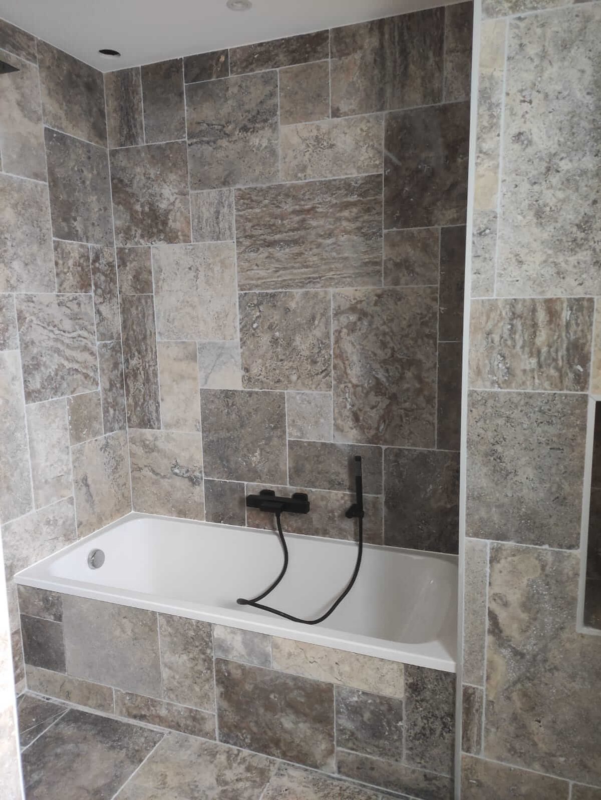 Rénovation salle de bain travertin — BC Carré