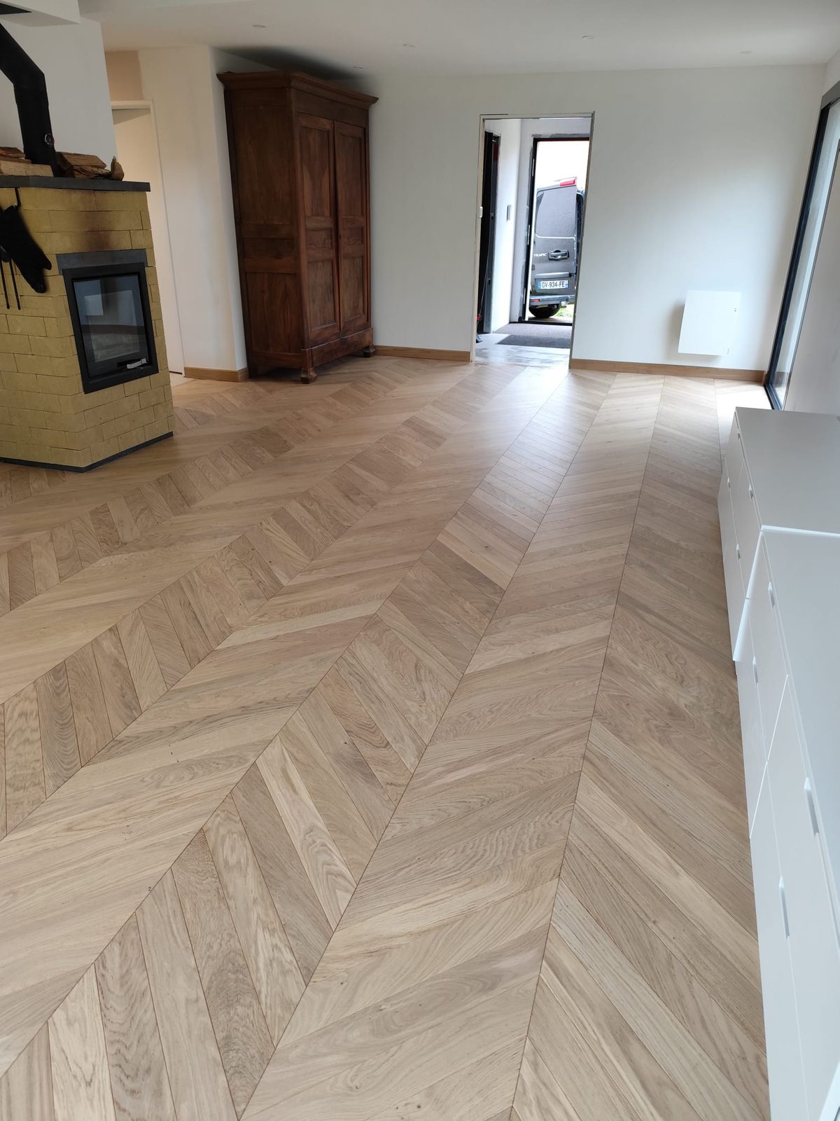 Sol faux parquet pose chevron salon — BC Carré