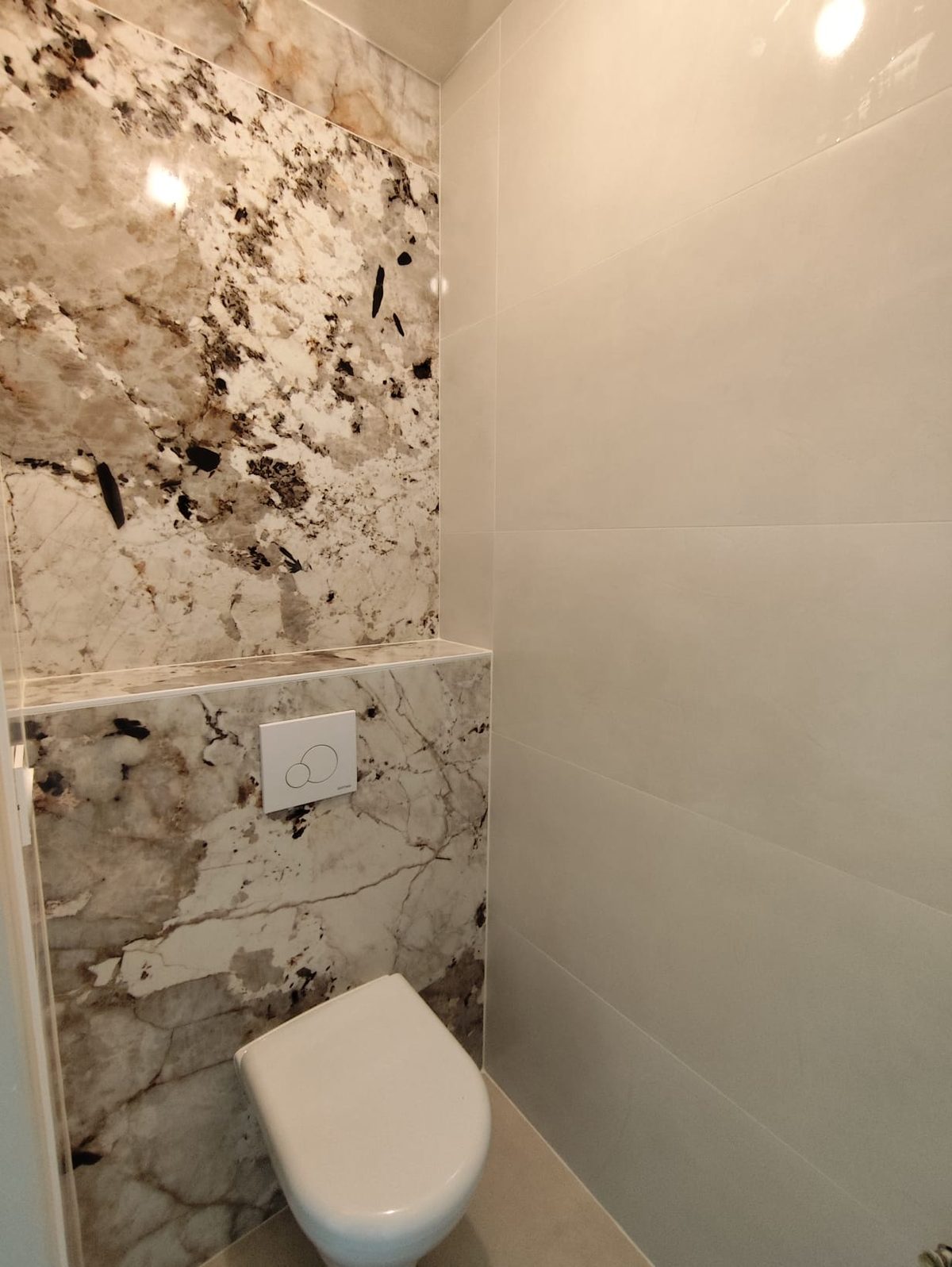 WC suspendu avec faïence effet marbre — BC Carré